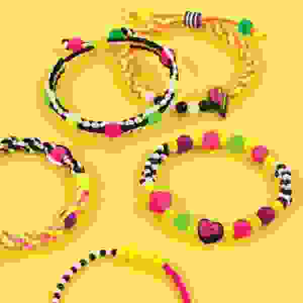 Pulseras con dijes retro neón - Make It Real - Imagen 4