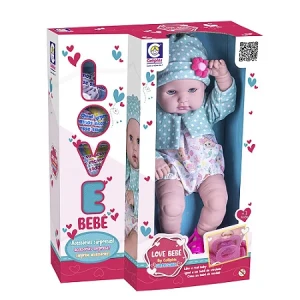 Bebé con ropa verde con accesorios sorpresa